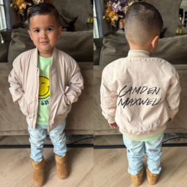 Beige name bomber (gepersonaliseerd)