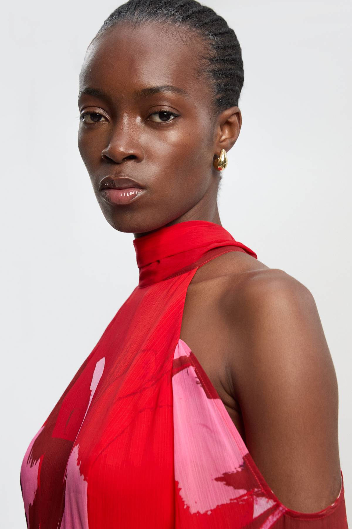 KarenMillen Robe Maxi Tissée En Georgette Froissée À Imprimé Floral Photographique Col Haut Épaules Dénudées