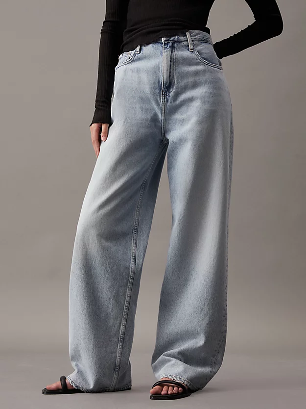 Calça jeans de cintura alta e modelagem relaxada