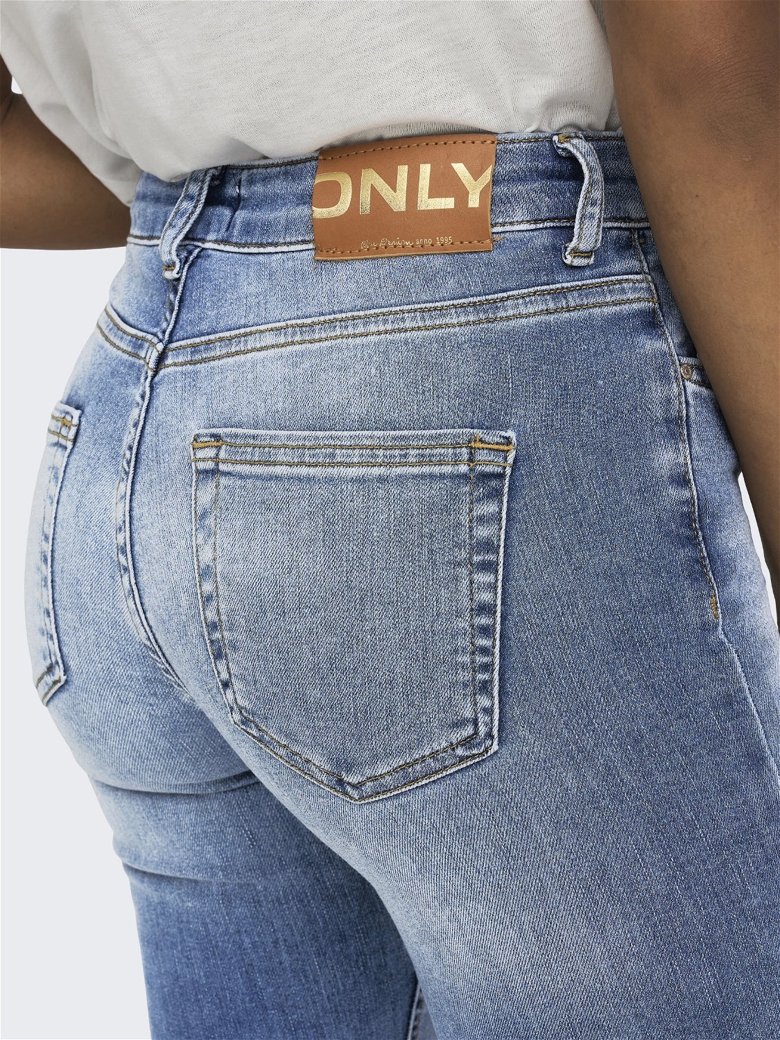 ONLBLUSH Mittlere Taille Ausgestellt Jeans Light Blue Denim