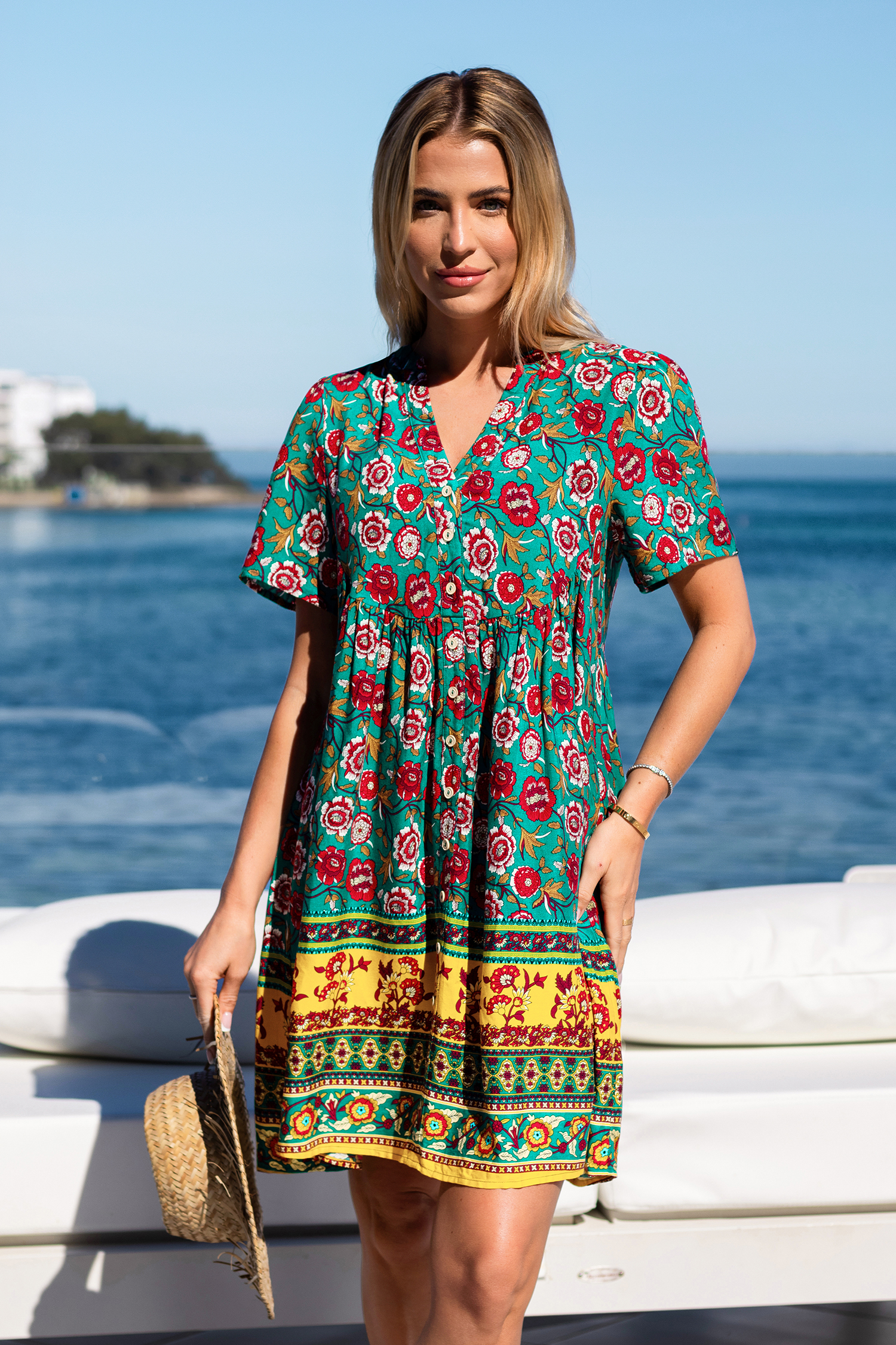 Robe mini à col en V avec fleurs et boutons sur le devant