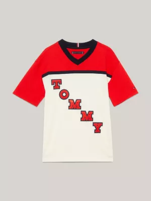 Camiseta Varsity com decote em V e logo nas costas