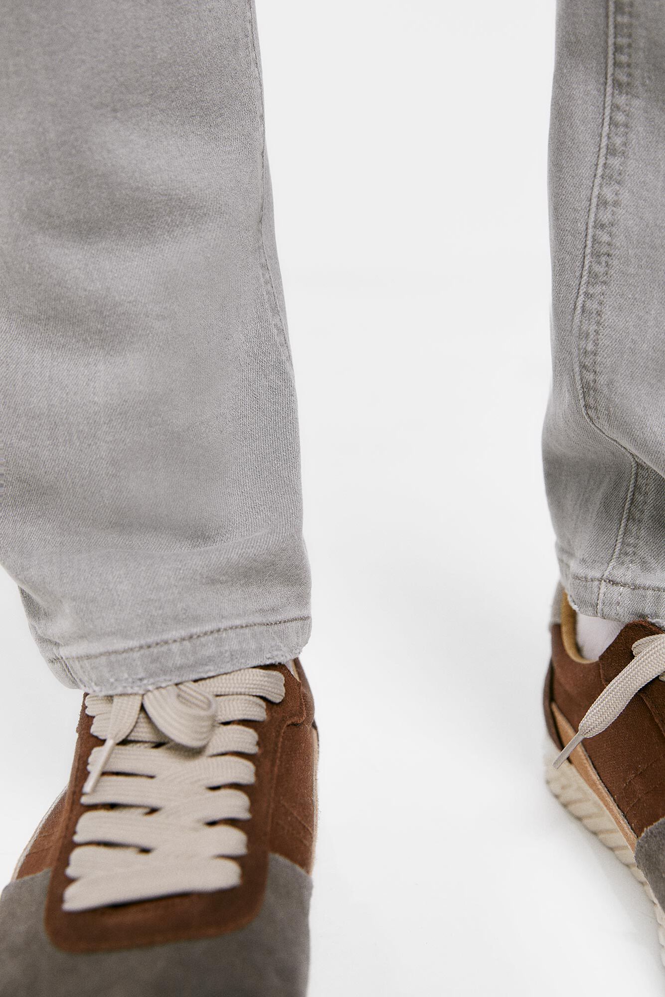 Calça jeans slim, cinza claro