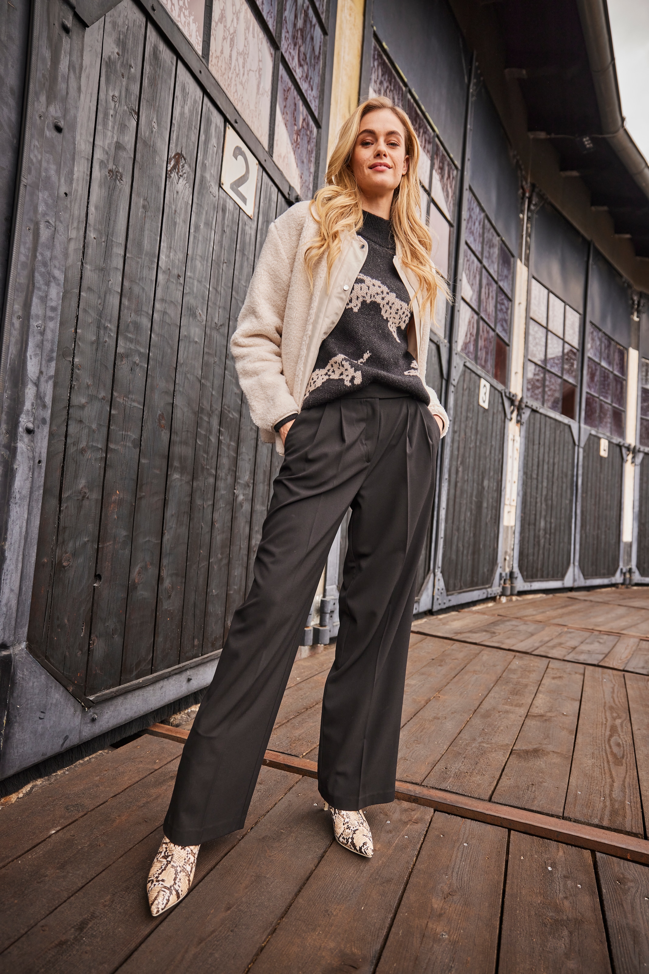 Aniston CASUAL Wendejacke aus kuscheligem Teddy-Plüsch und glattem Webstoff - NEUE KOLLEKTION