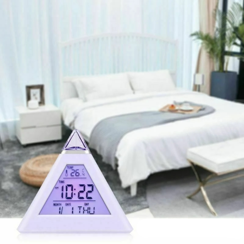 Digitaler LED Pyramiden Wecker mit Temperaturanzeige   Datumsanzeige (Batteriebetrieben) - Weiss
