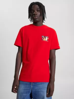 Camiseta clássica com logo nas costas e modelagem ajustada
