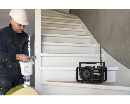 PerfectPro DABBOX bouwplaatsradio, DAB+ en FM-ontvangst, ingebouwde acculader voor universele accu, Bluetooth, oplaadbaar, AUX-ingang, schokbestendig, IP54, DBX3