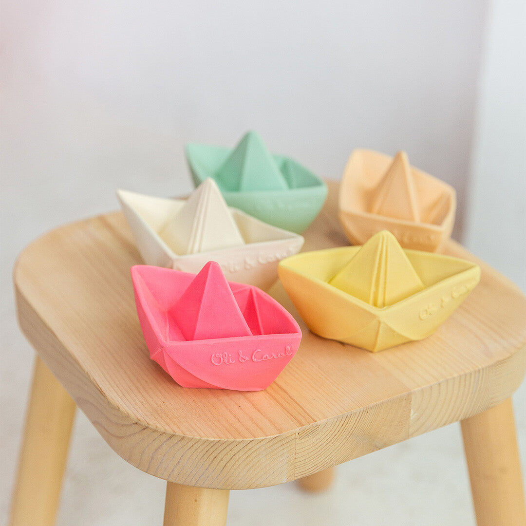 Oli & carol bijt- & badspeelgoed origami bootje - vanilla