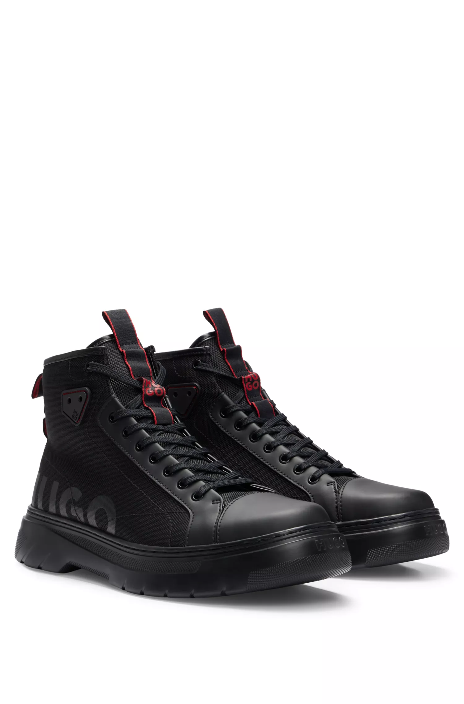 Botas HUGO Red-Hybrid com cadarço e fita com o logotipo.