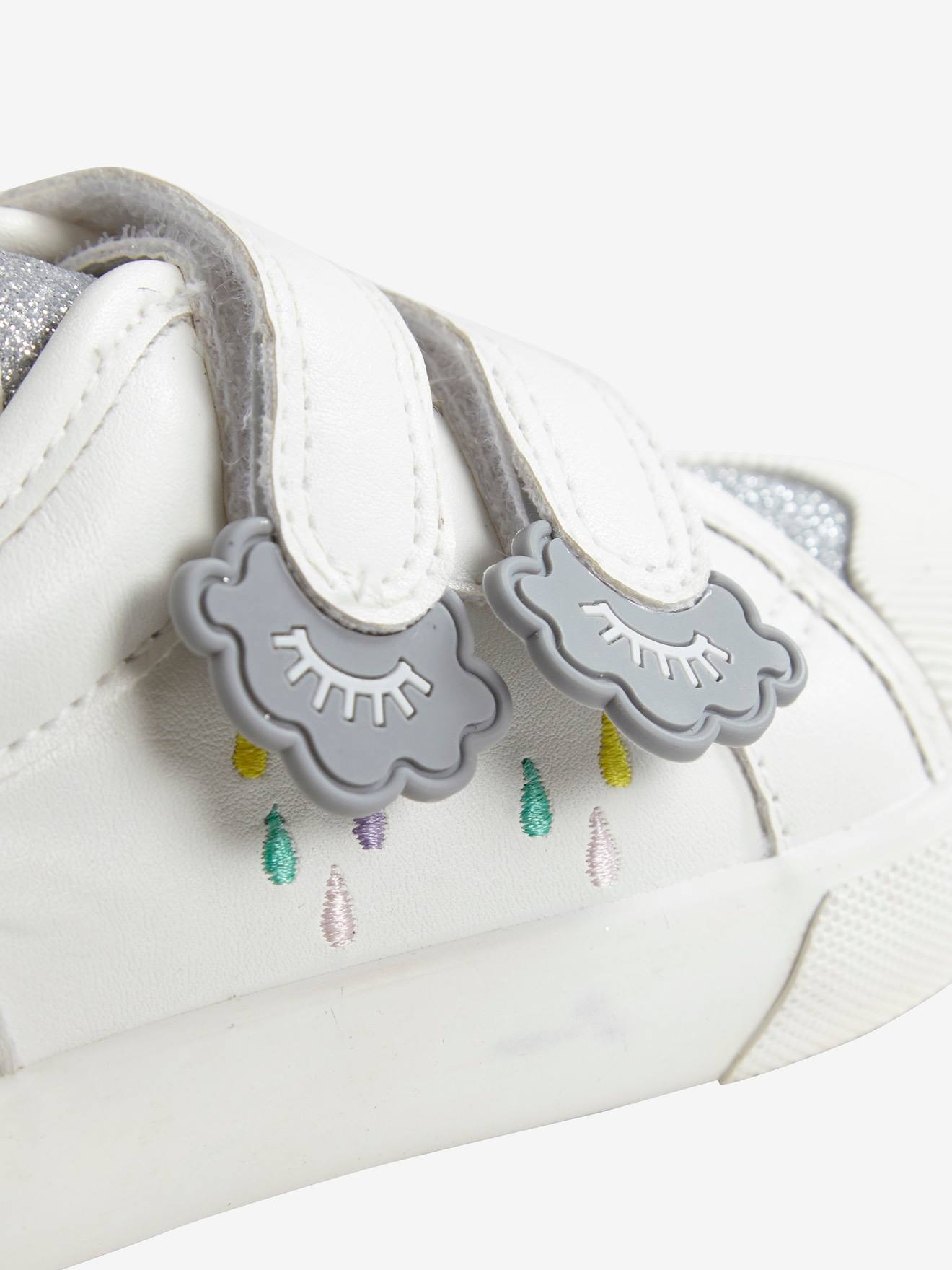 Tênis infantil feminino com fecho de velcro, modelo especial para maior independência, branco claro, liso.