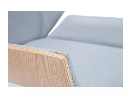 Fauteuil de bureau de direction design en tissu gris clair, bois clair et acier chromé CURVED