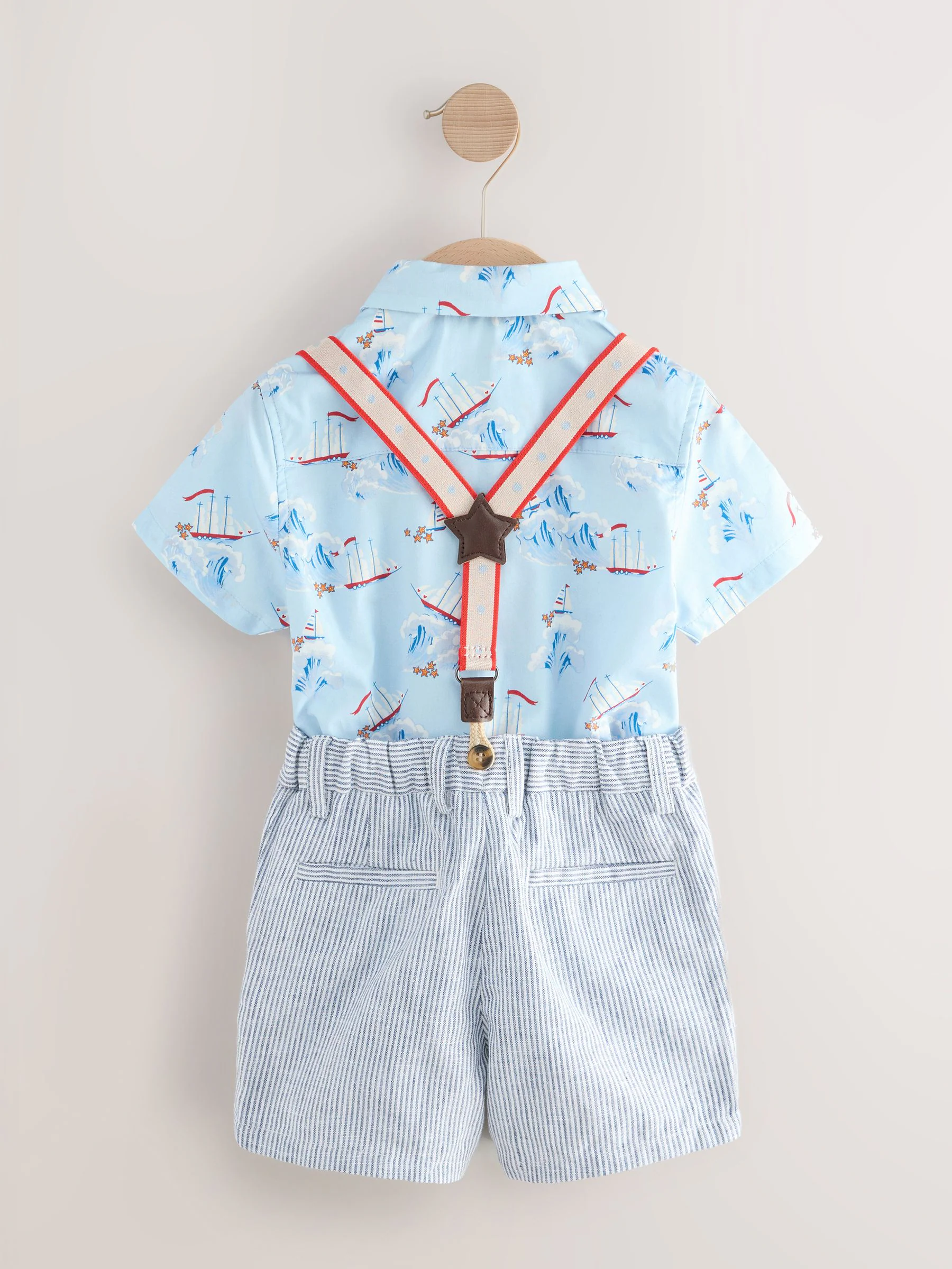 Blauw/wit schip met all-over print - Set van overhemd, bretels, short en vlinderdas (3mnd -7jr)