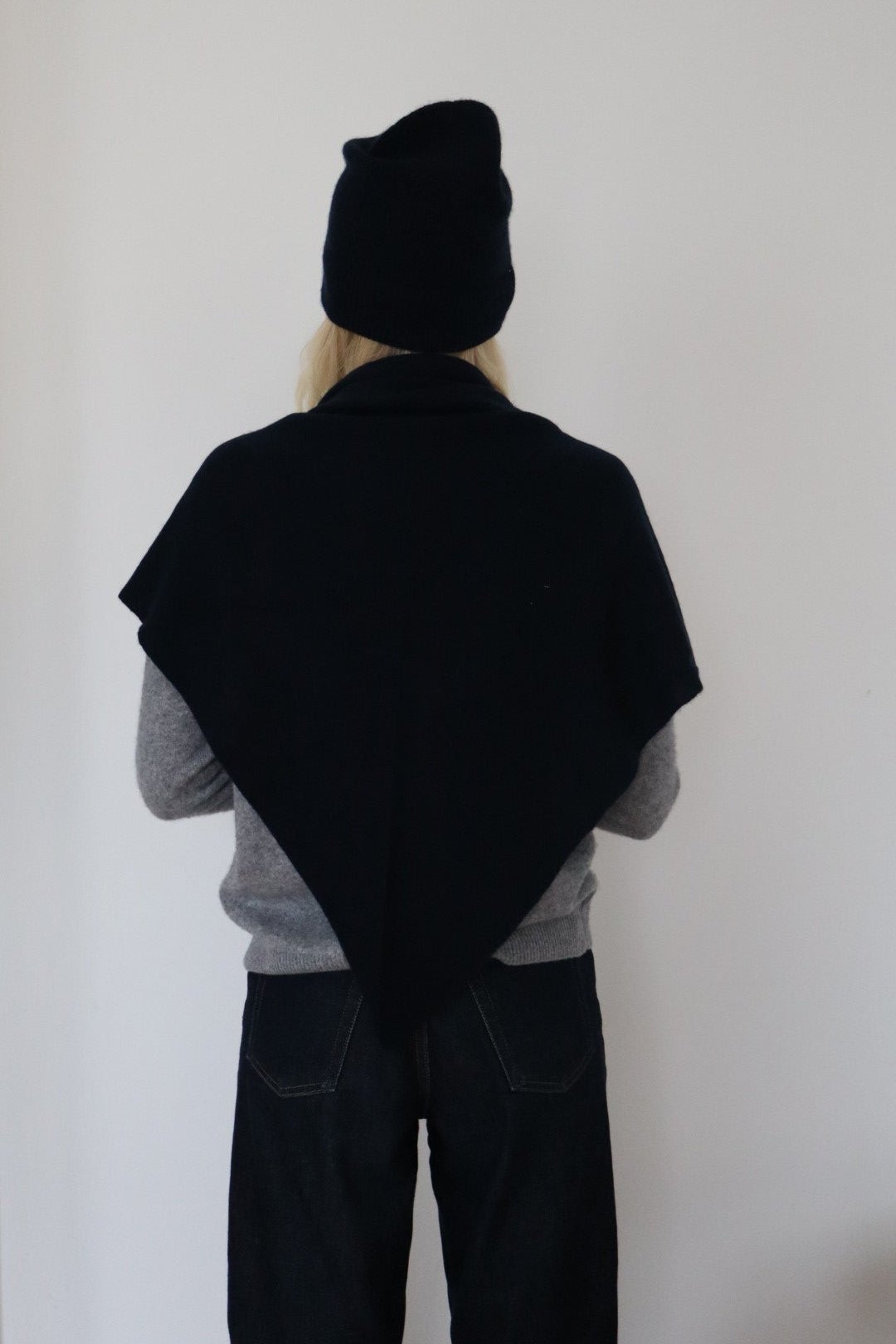 BETA studios  Triangle Cashmere halstørklæde - sort