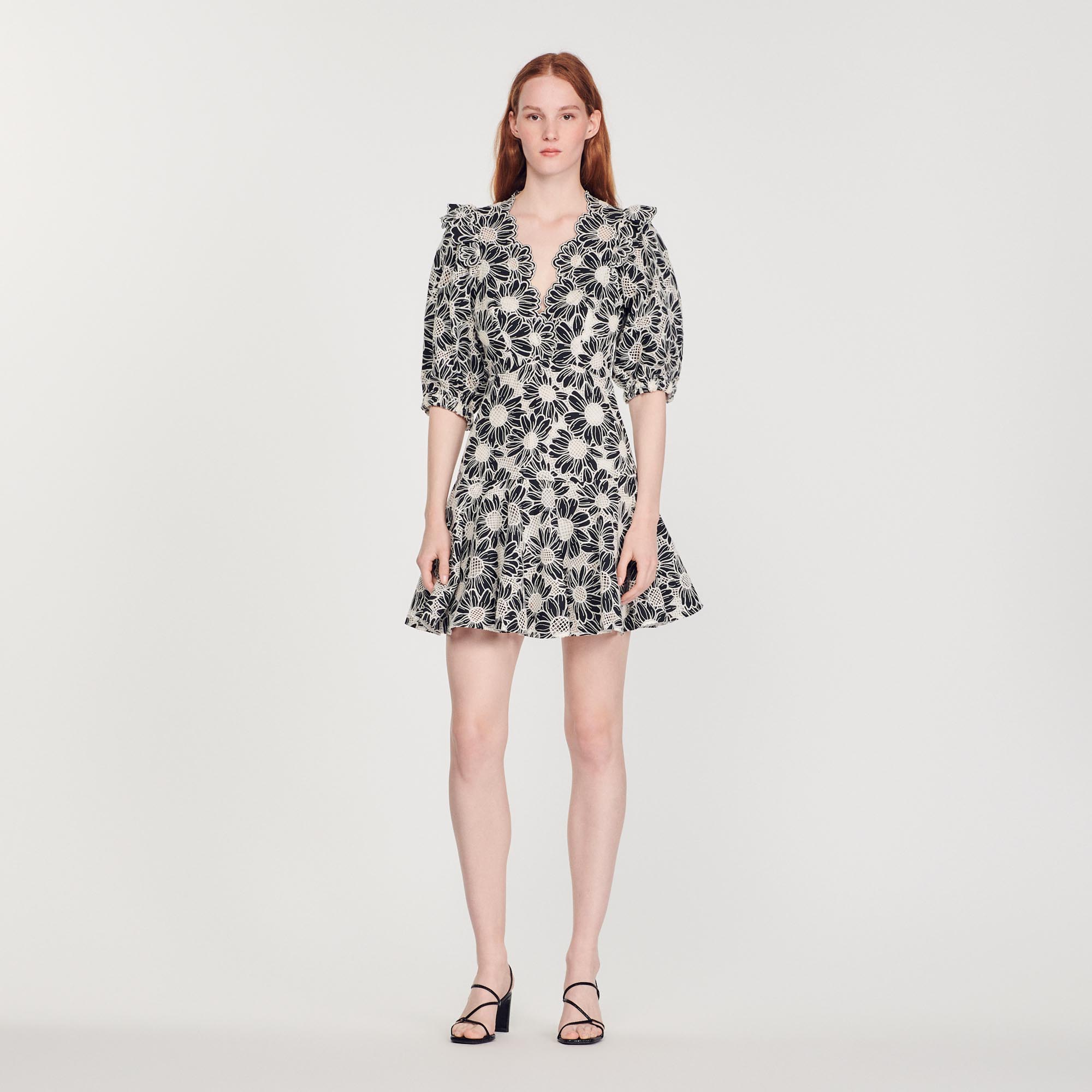 Robe courte au tissu brode