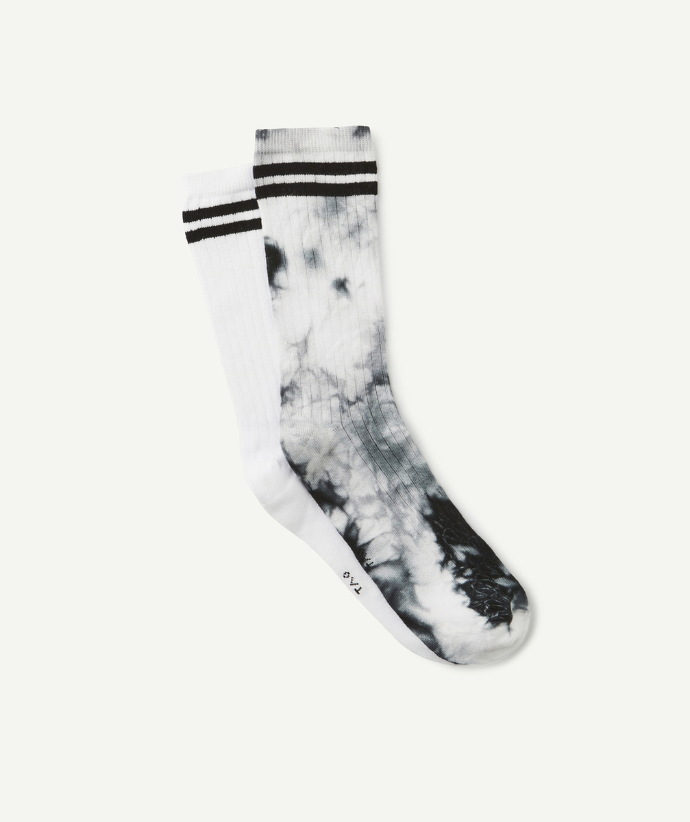 LE LOT DE 2 PAIRES DE CHAUSSETTES BLANCHES ET NOIRES