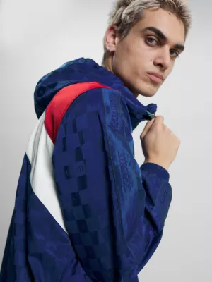 Jaqueta esportiva com capuz e estampa xadrez em blocos de cores