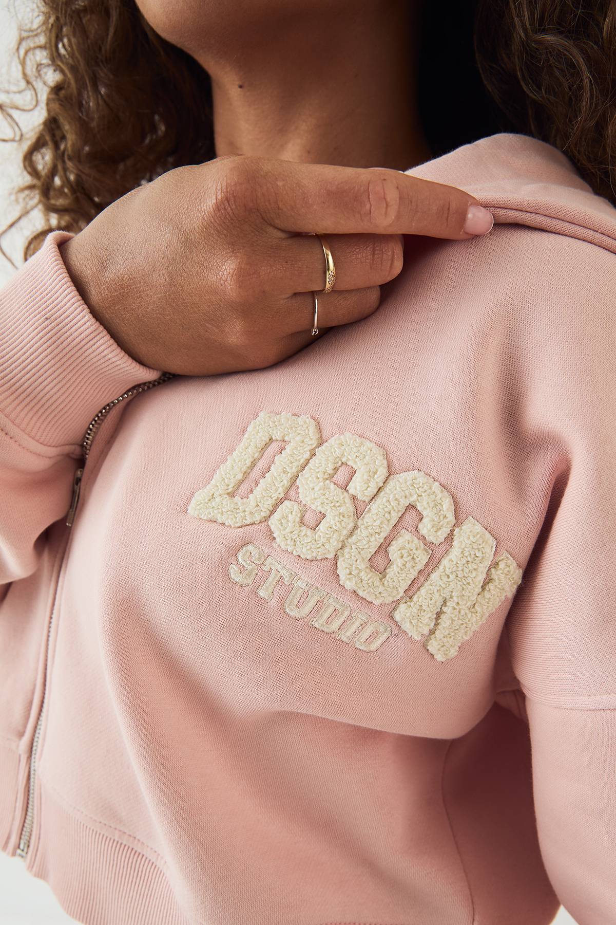 Sweat à Casynthétiqueche Court Zippé Boxy avec Appliqué Éponge DSGN Studio