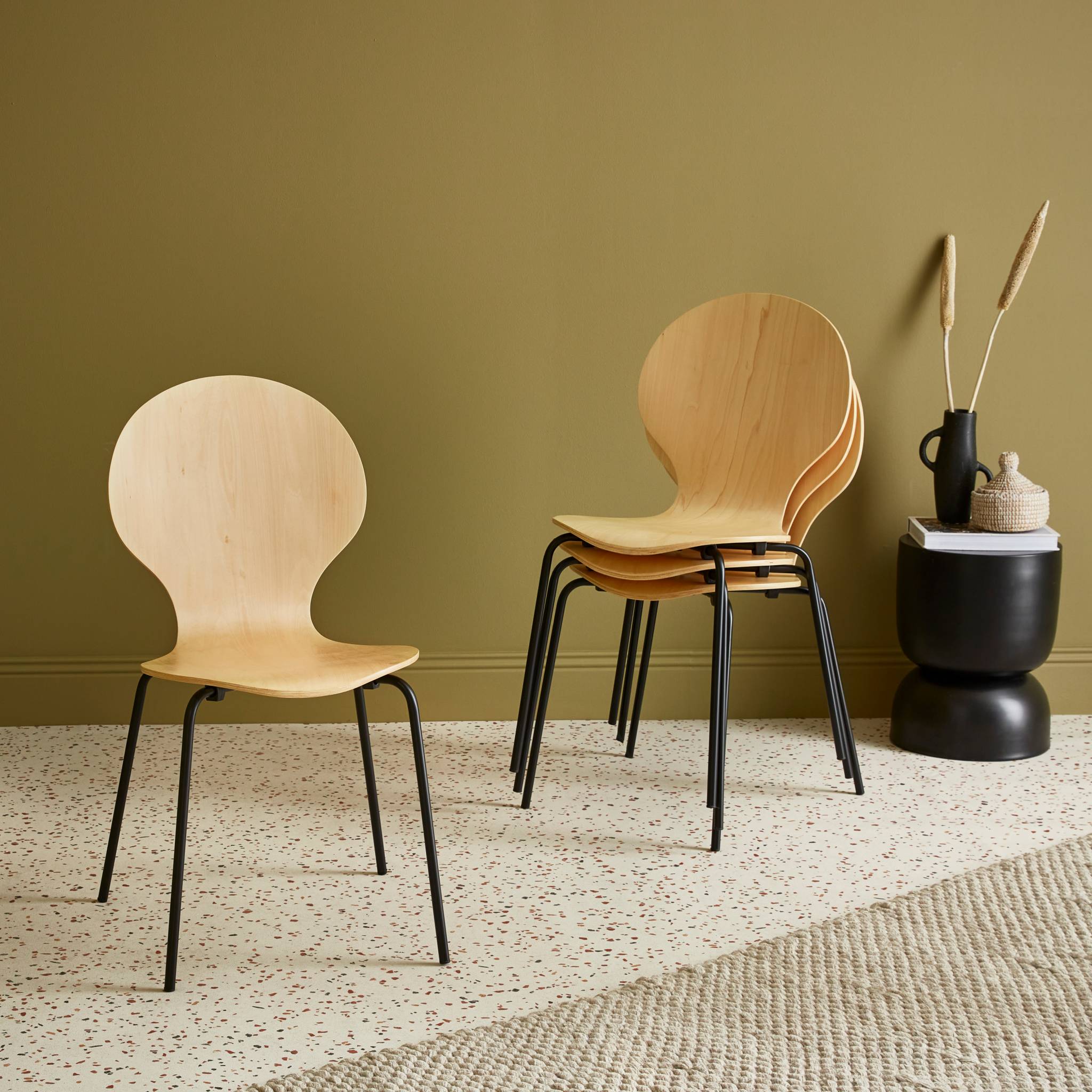 Lot de 4 chaises naturelles. Rétro empilables. Bois d'hévéa et contreplaqué. Pieds en acier. Naomi. L 43 x p 48 x h 87cm