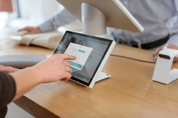 HP ElitePOS G1 Retail System 141 - Alt-i-én - 1 x Celeron 3965U / 2.2 GHz - RAM 4 GB - SSD 128 GB - TLC - HD Graphics 610 - Gigabit Ethernet - Win 10 Pro 64-bit - skærm: LED 14