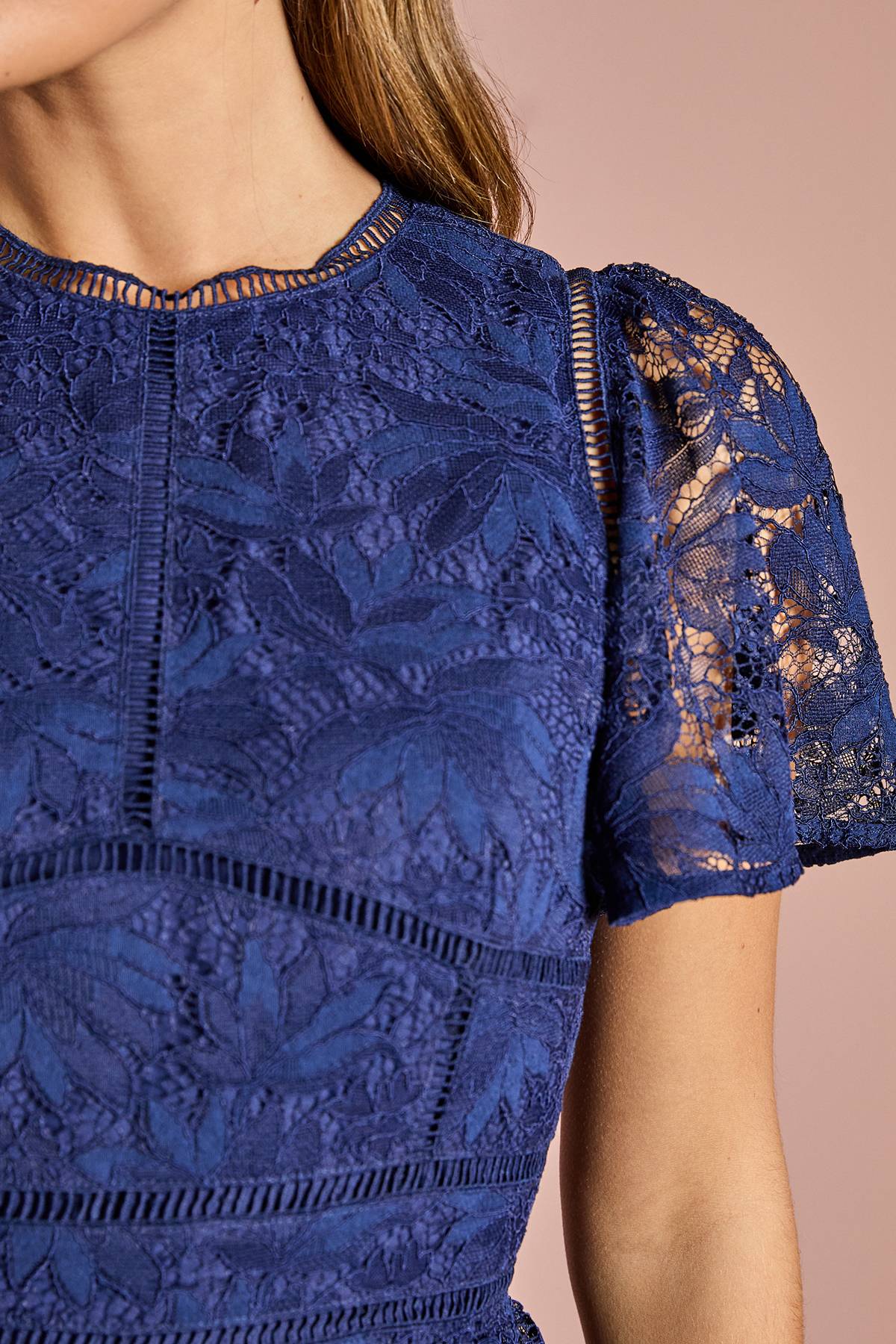 Coast Robe en Dentelle à Volants Petite avec Manches Papillon et Finitions