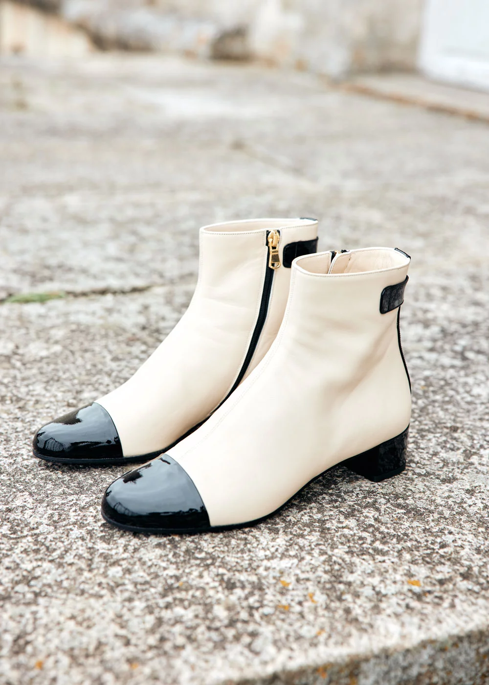 BOOTS JASMIN CUIR ECRU ET POINTE VERNIS NOIRE