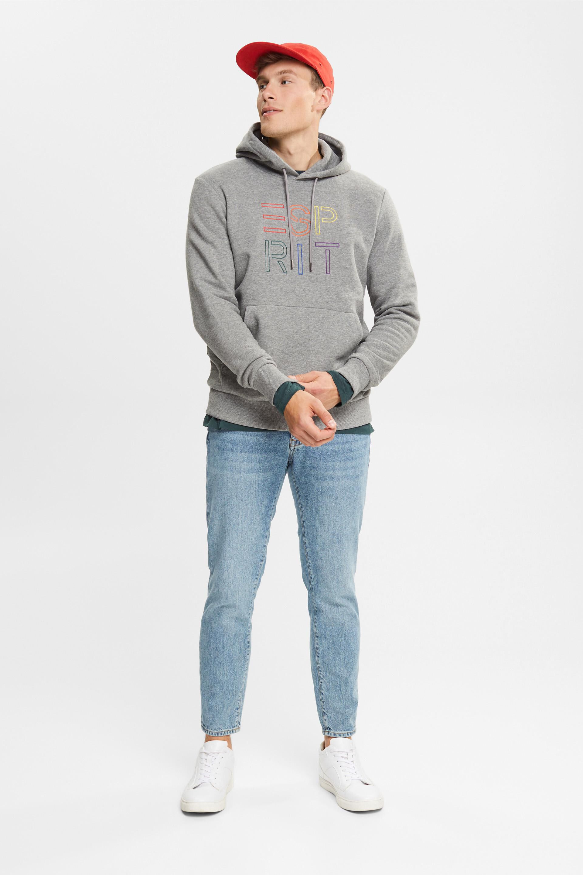 En matière recyclée : le sweat à capuche et logo brodé