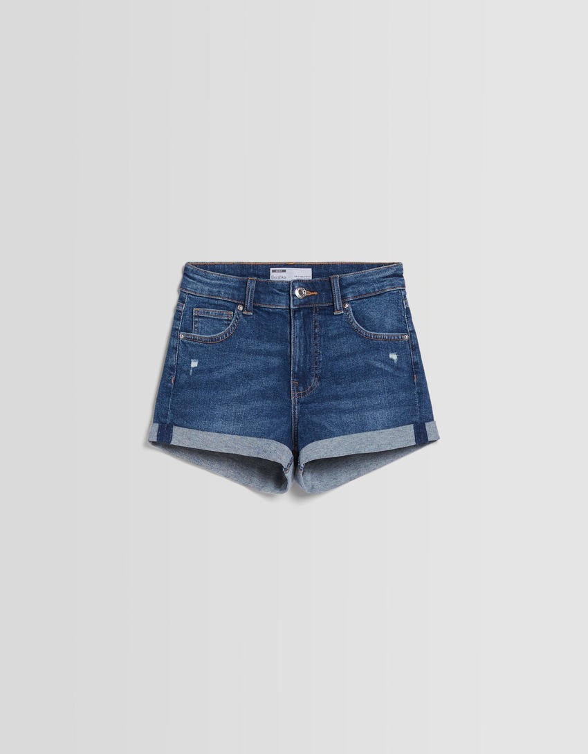 Shorts jeans com a barra dobrada
