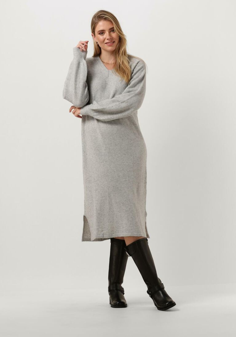 MINUS grijze minus midi jurk lilianne v-neck midi knit dress