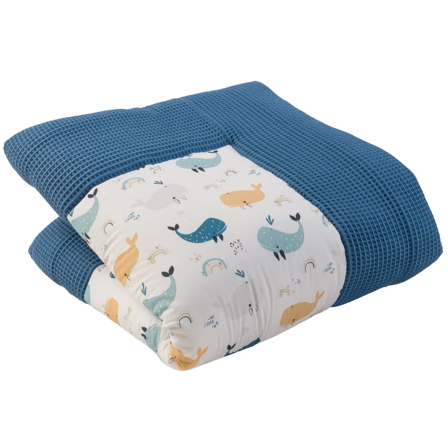 Ullenboom Krabbeldecke Waffelpique Motiv blau Wale 100x100 cm