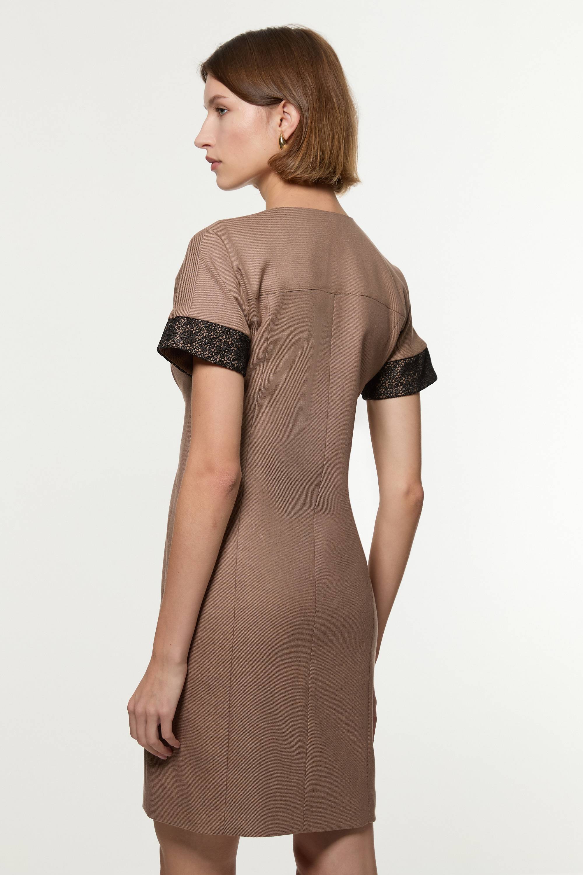 KarenMillen Petite robe mini ajustée en twill et dentelle avec fermeture éclair à l’avant