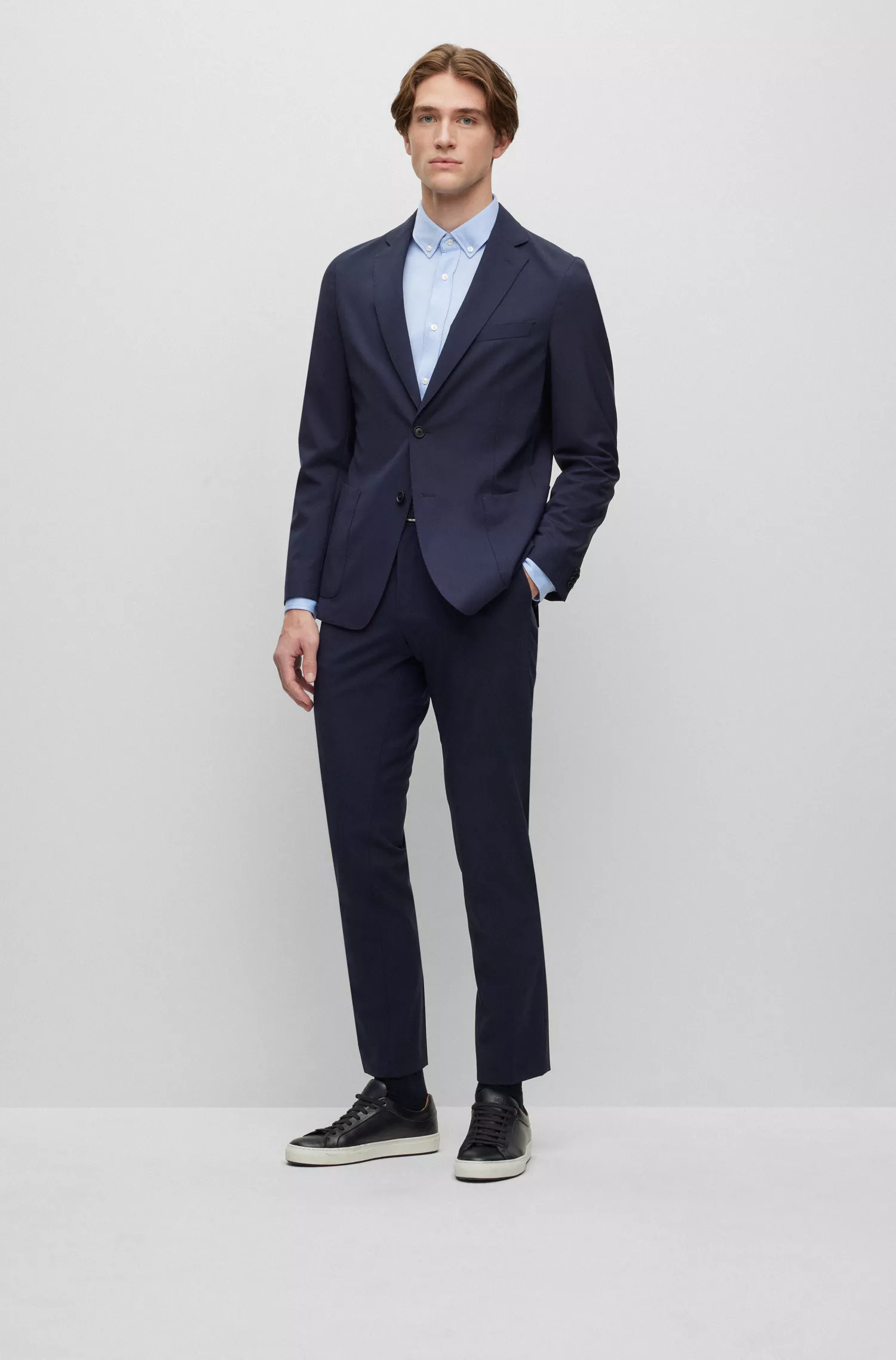 Camisa BOSS preta de corte slim, confeccionada em sarja elástica de alta performance com mistura de algodão.