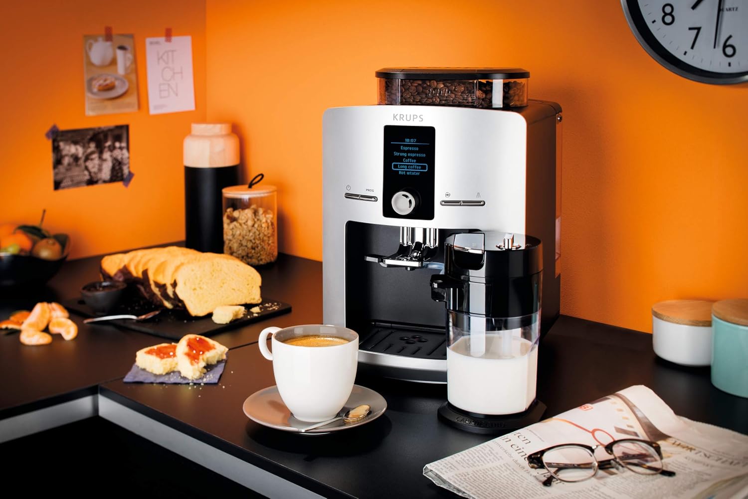 Krups Machine à café grain, 2 expressos simultanés, Ecran LCD, Cafetière espresso compacte, Nettoyage automatique, Buse vapeur pour Cappuccino, Essential noire YY8135FD, Noir