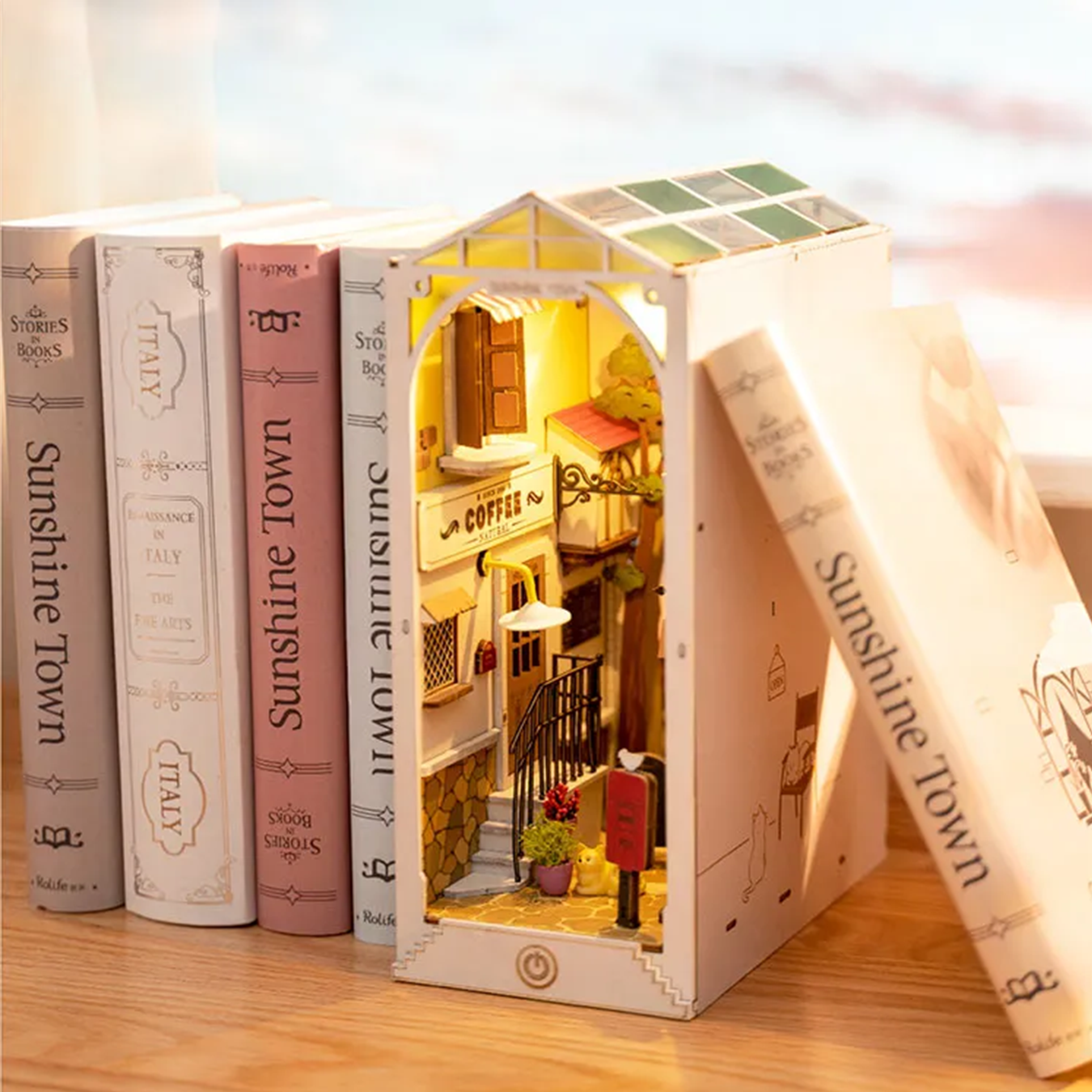 (246-tlg. Set) Rolife Book Nook Modell Bausatz DIY Miniatur Haus mit Licht Home Deko Buchstütze für Erwachsene (TGB02) - Sunshine Town