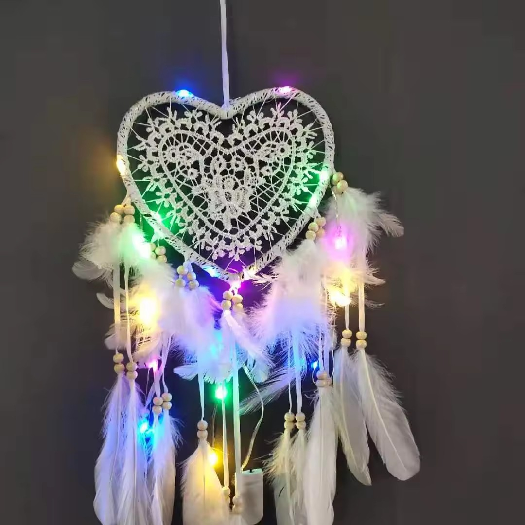 (57x16cm) 18 LED's Herz Feder Traumfänger Boho Home Wand Deko Hygge Lifestyle Accessoire (inkl. LR44 Batterie) - Bunt / Weiss