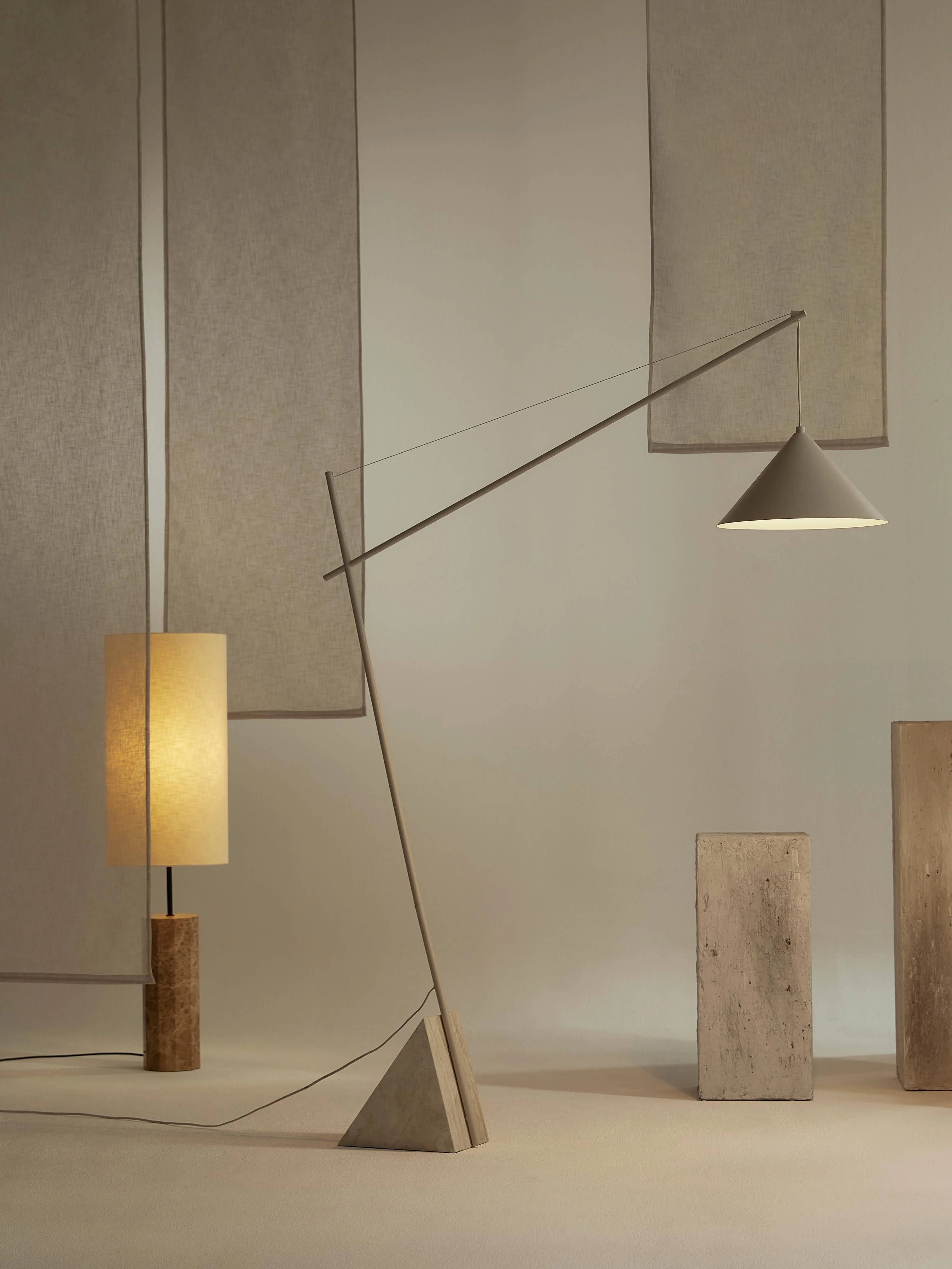 Grote Reyna leeslamp met travertijnen voet