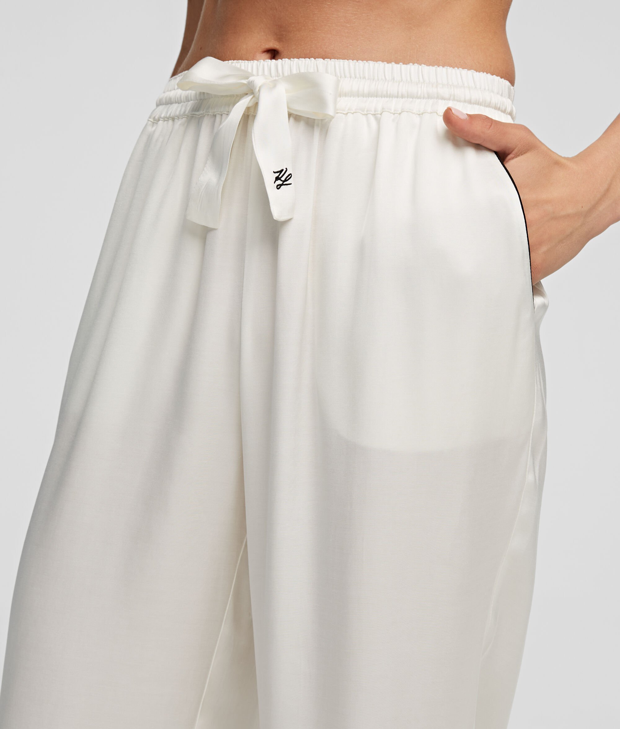 ENSEMBLE DE PYJAMA EN SATIN À OFFRIR
