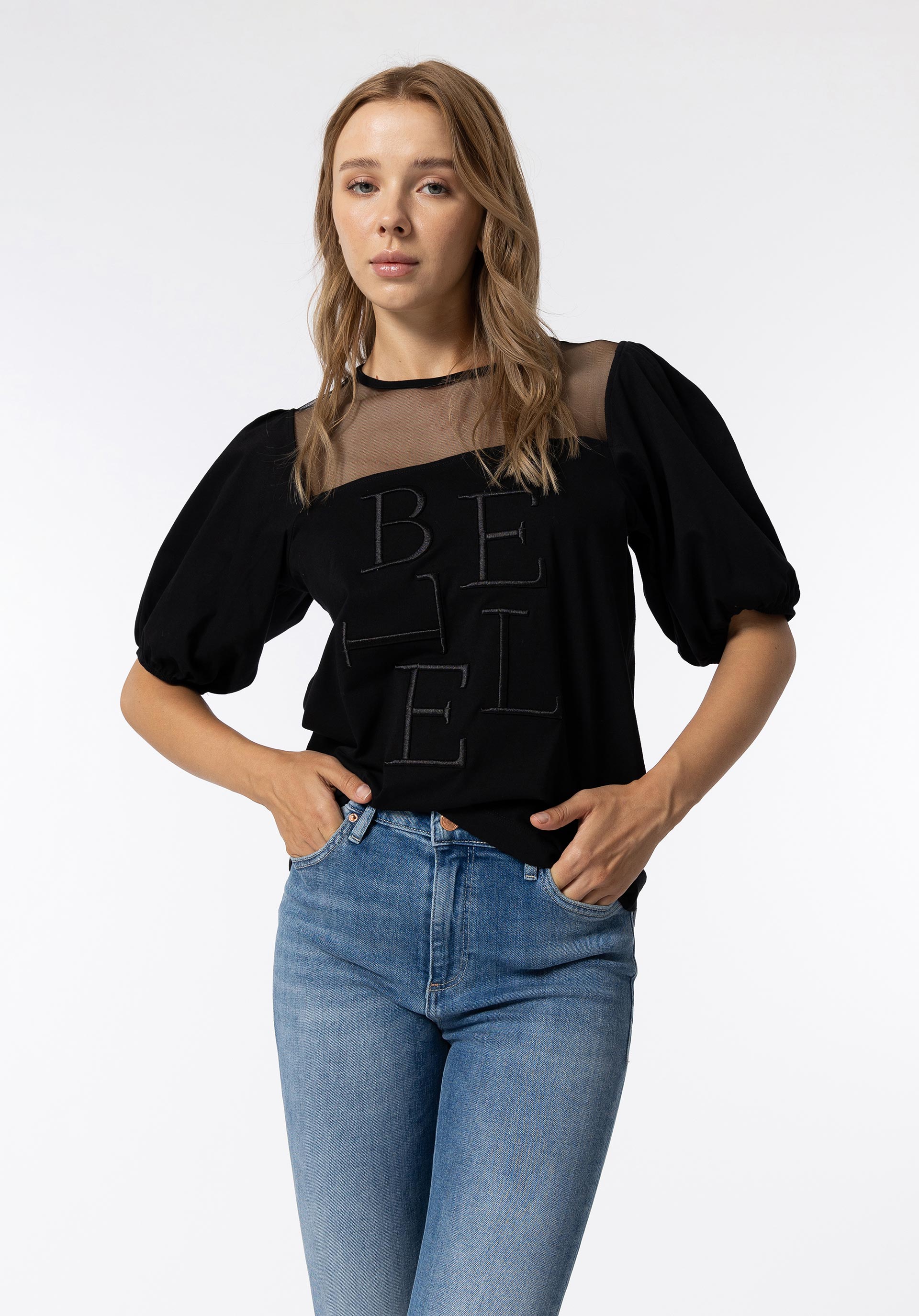 T-shirt Combinada com Texto Bordado
