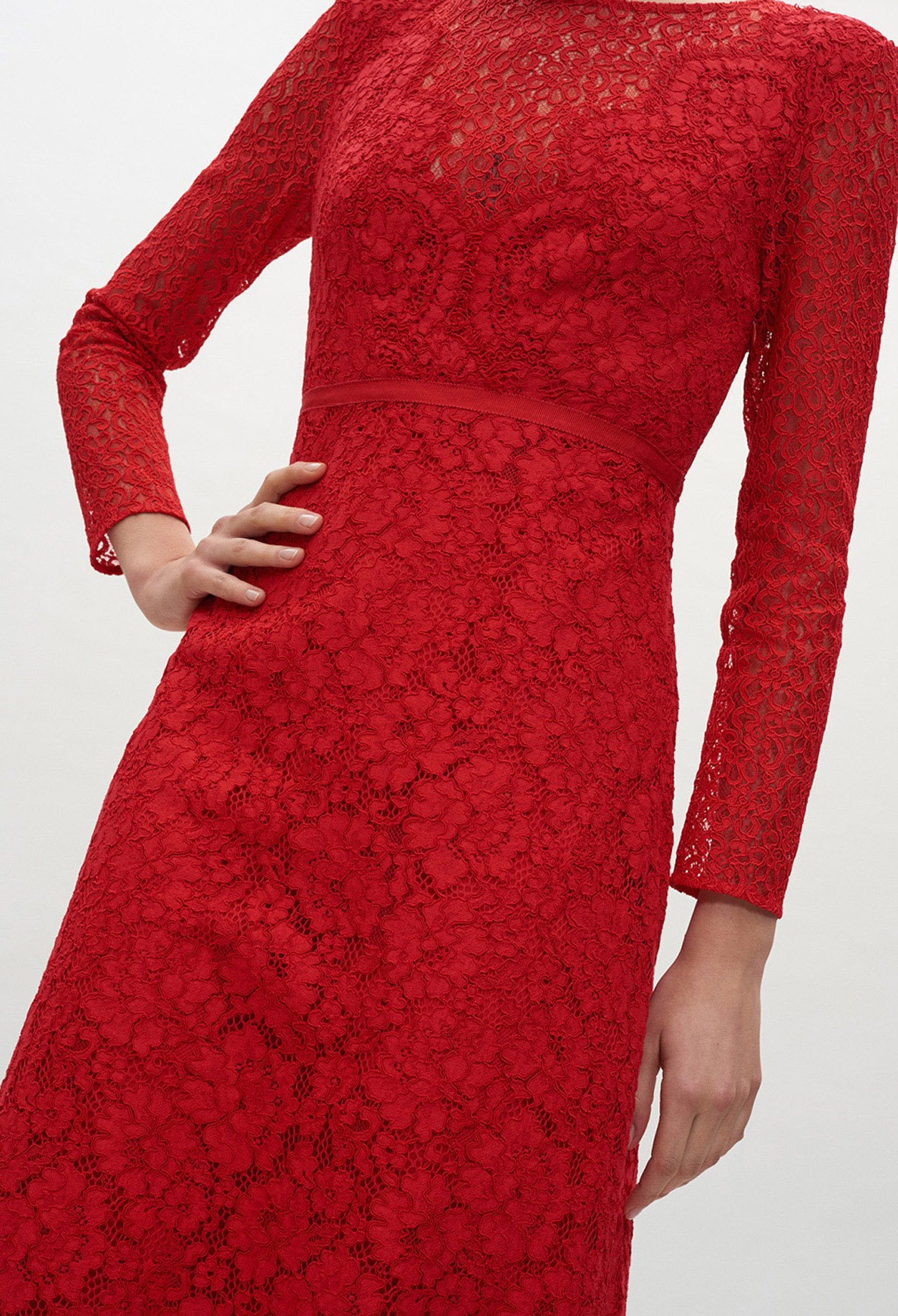 Robe longue en guipure rouge