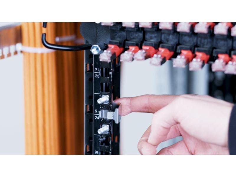 Patchbox Rack Zubehör /dev/mount (Bolzen Rot) 50-Pack Der /dev/mount/ setzt mit seiner super-einfachen und revolutionären Handhabung neue Massstäbe in puncto Geschwindigkeit und Sicherheit. Durch die umgekehrte Bauweise werden Komponenten, noch bevor