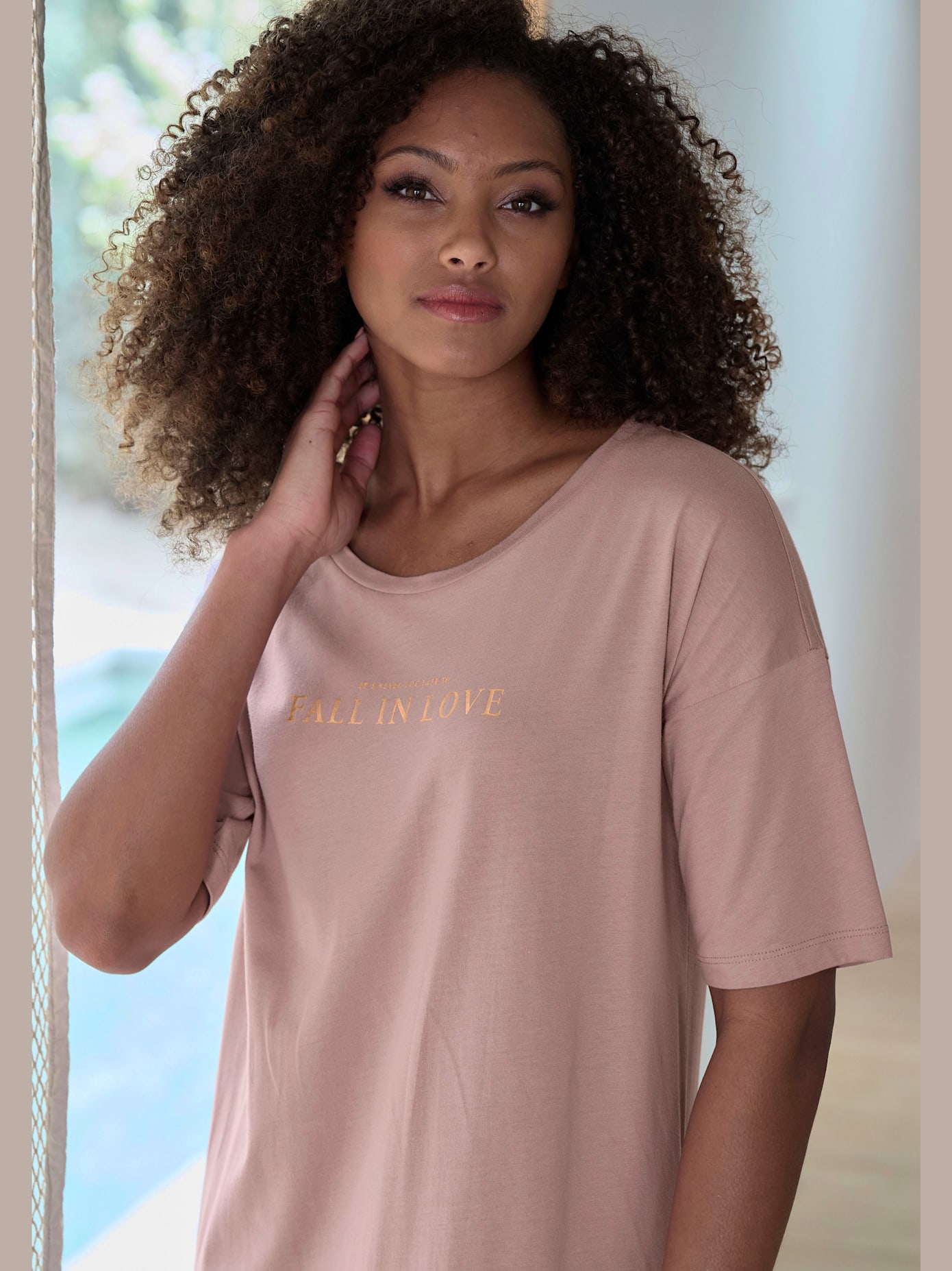 Chemise de nuit longueur midi avec détails imprimés