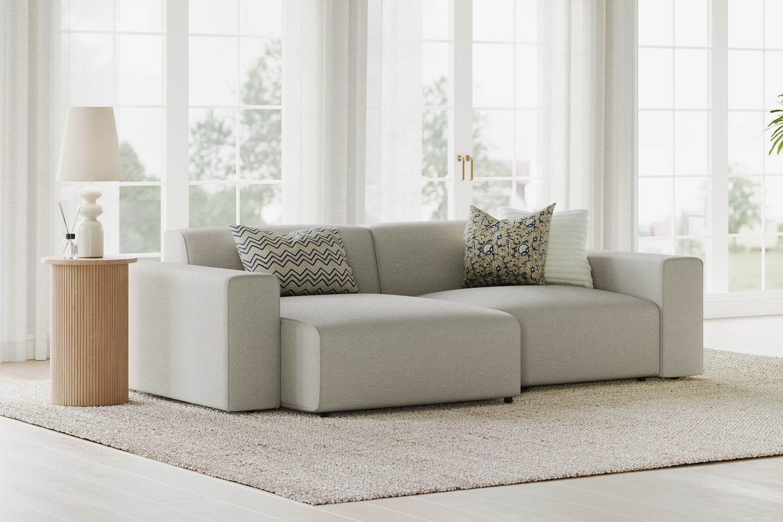 Styl 1,5-seter med sjeselong venstre Tekstil Brooklyn 3/1 Light Grey med sorte ben.
