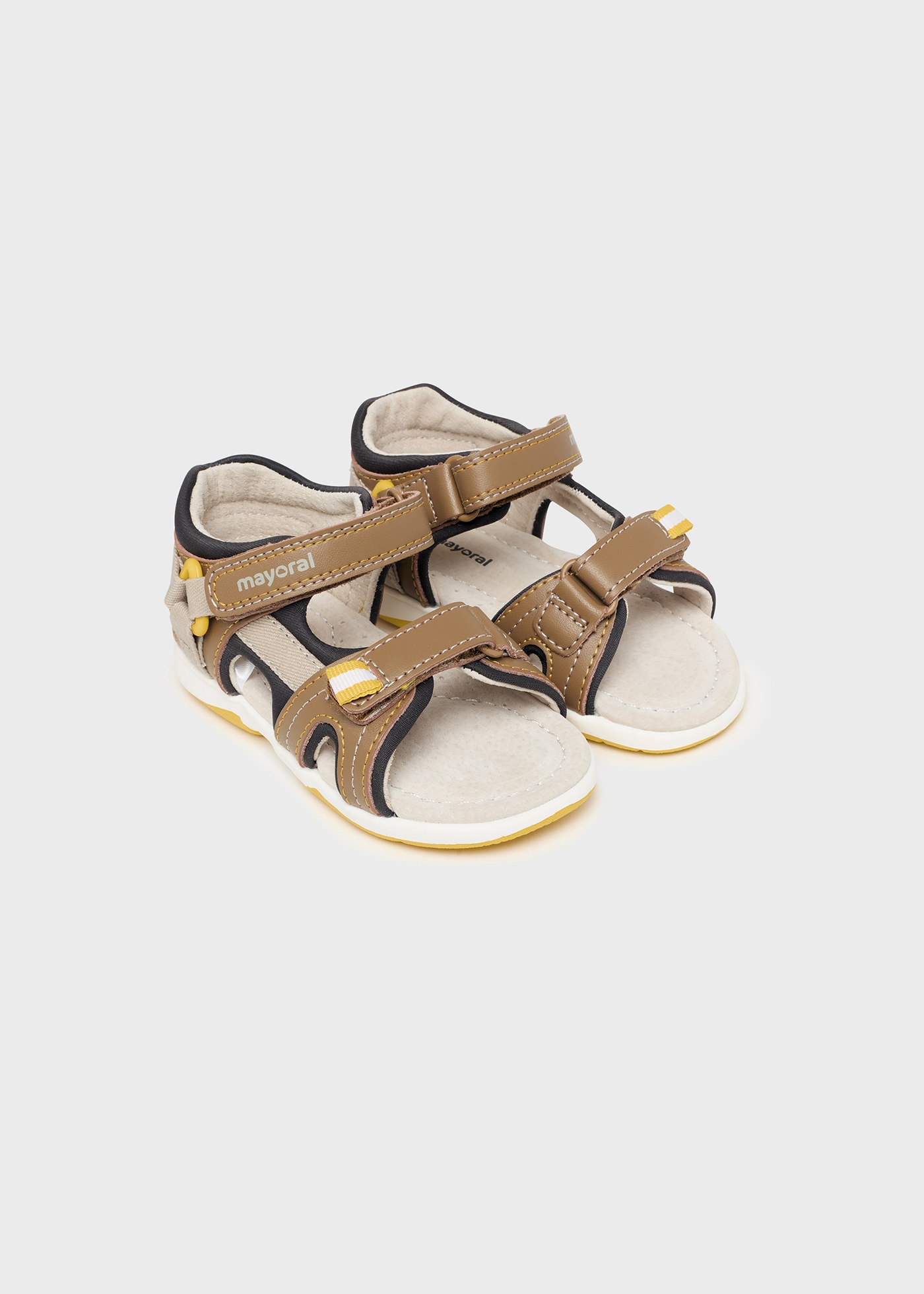 Sandália infantil com fecho duplo de velcro e decoração lateral.