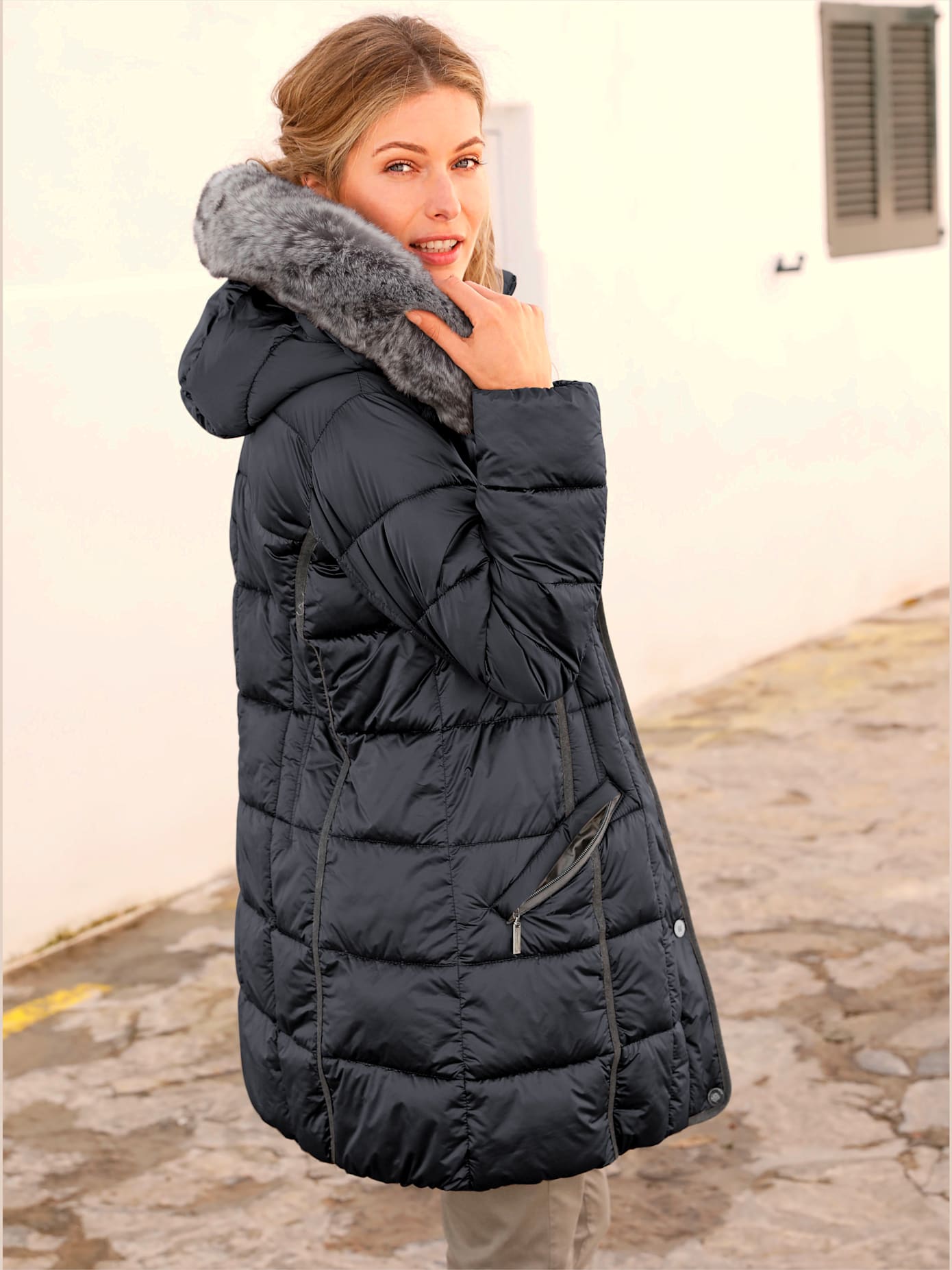 Manteau rembourré aspect brillant avec capuche en fausse fourrure