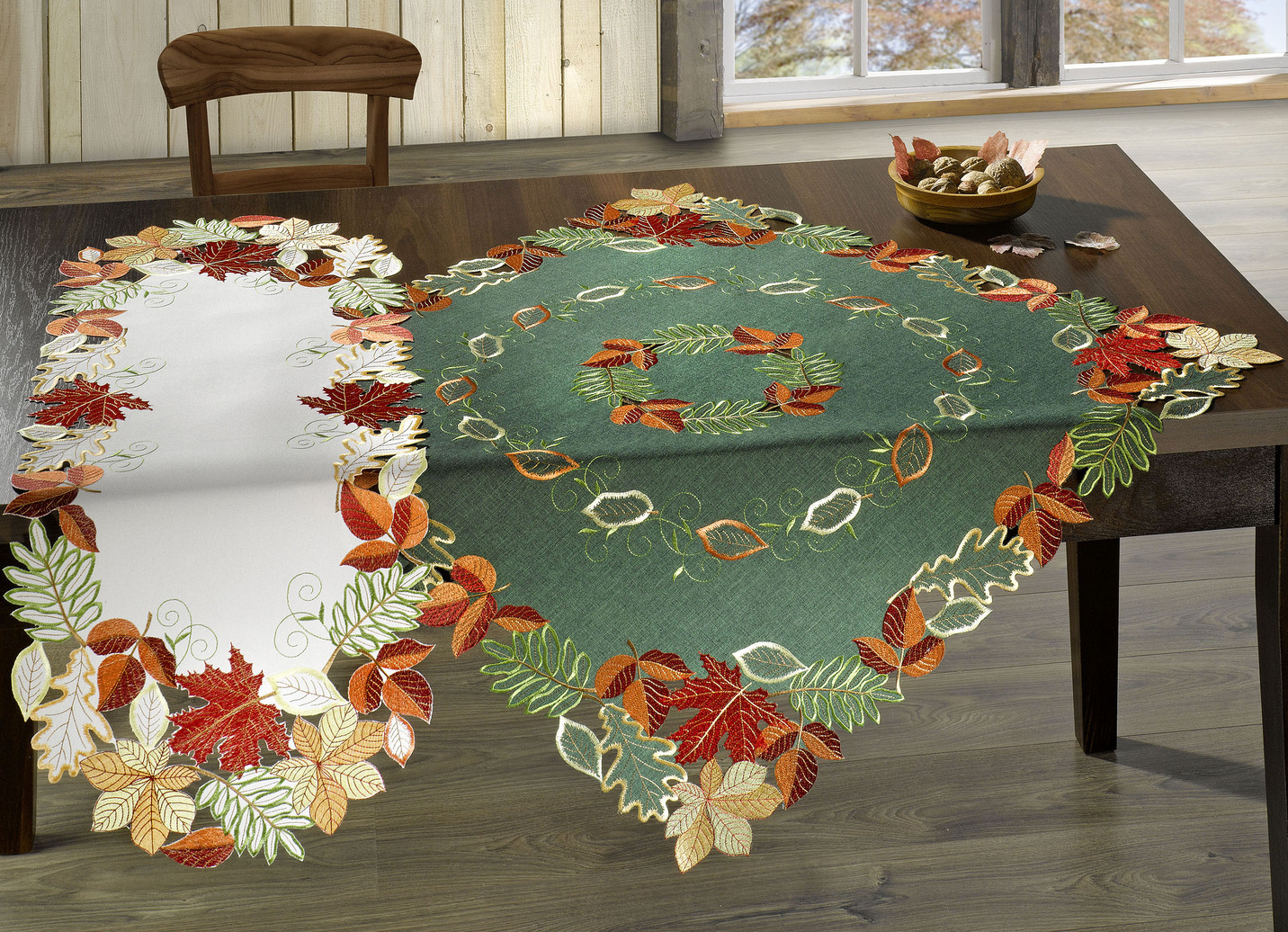 Herbstliche Tisch- und Raumdekoration mit Blattmotiven