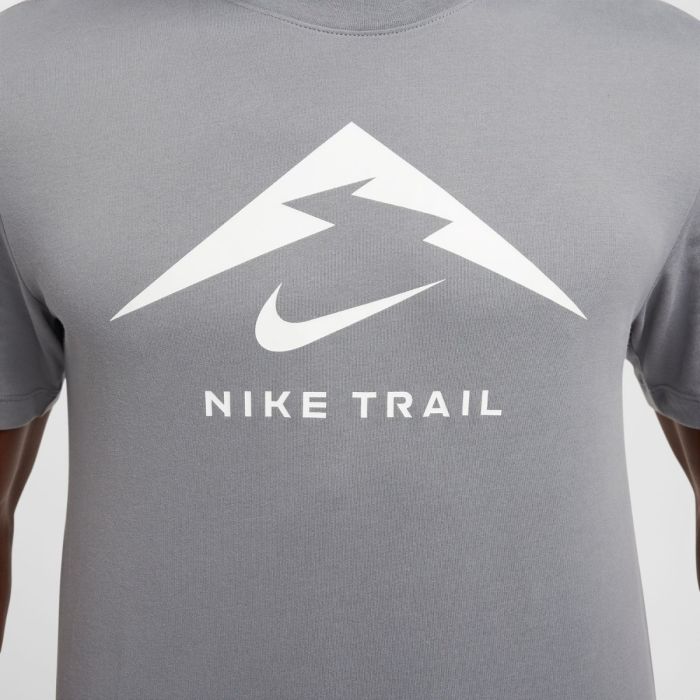 Nike Herre T-shirts Dri-FIT Trail Logo SS Tee Grå