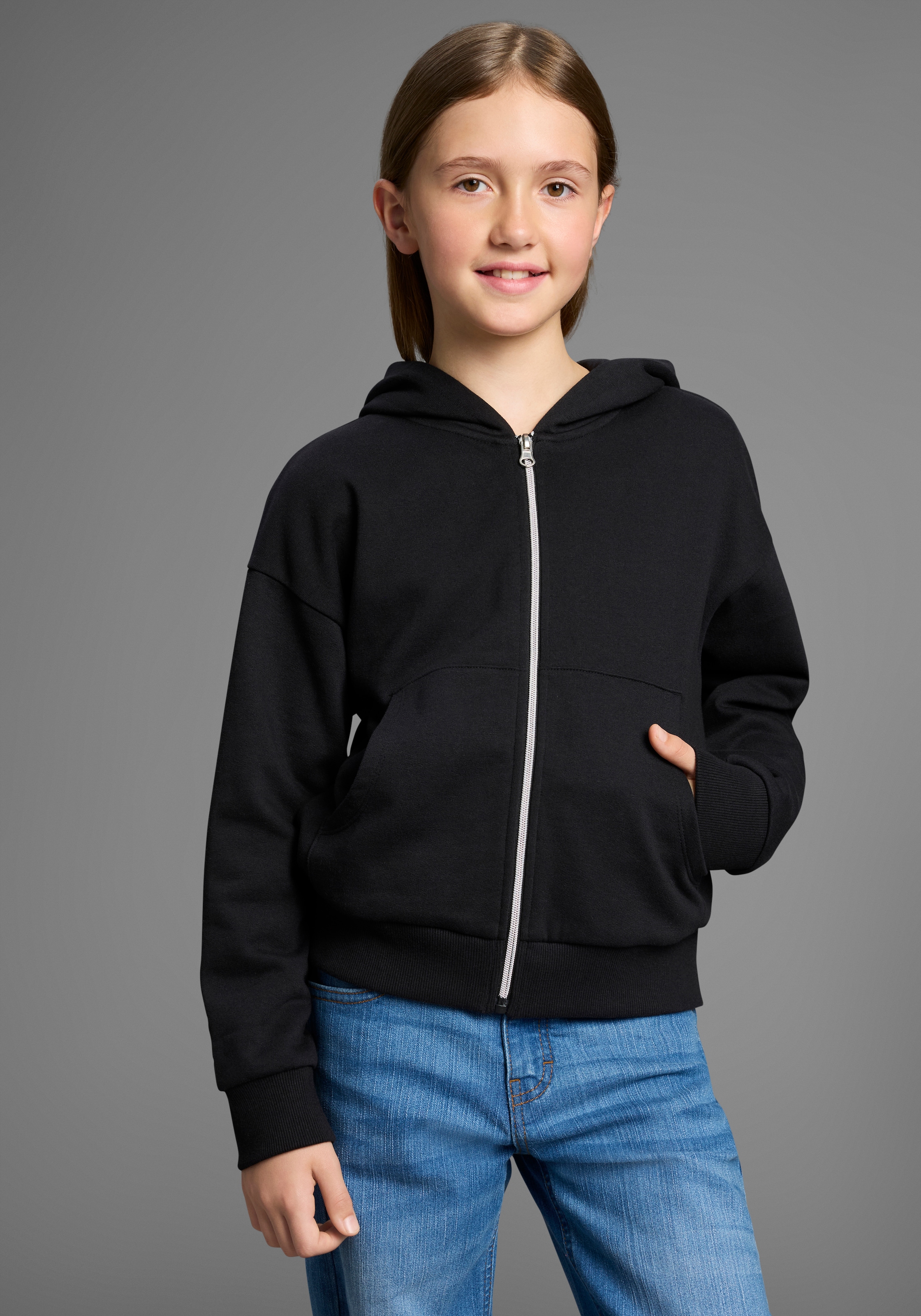 KIDSWORLD Kapuzensweatjacke »Lässige Sweatjacke mit kleinem  Logo«, Lockere Form