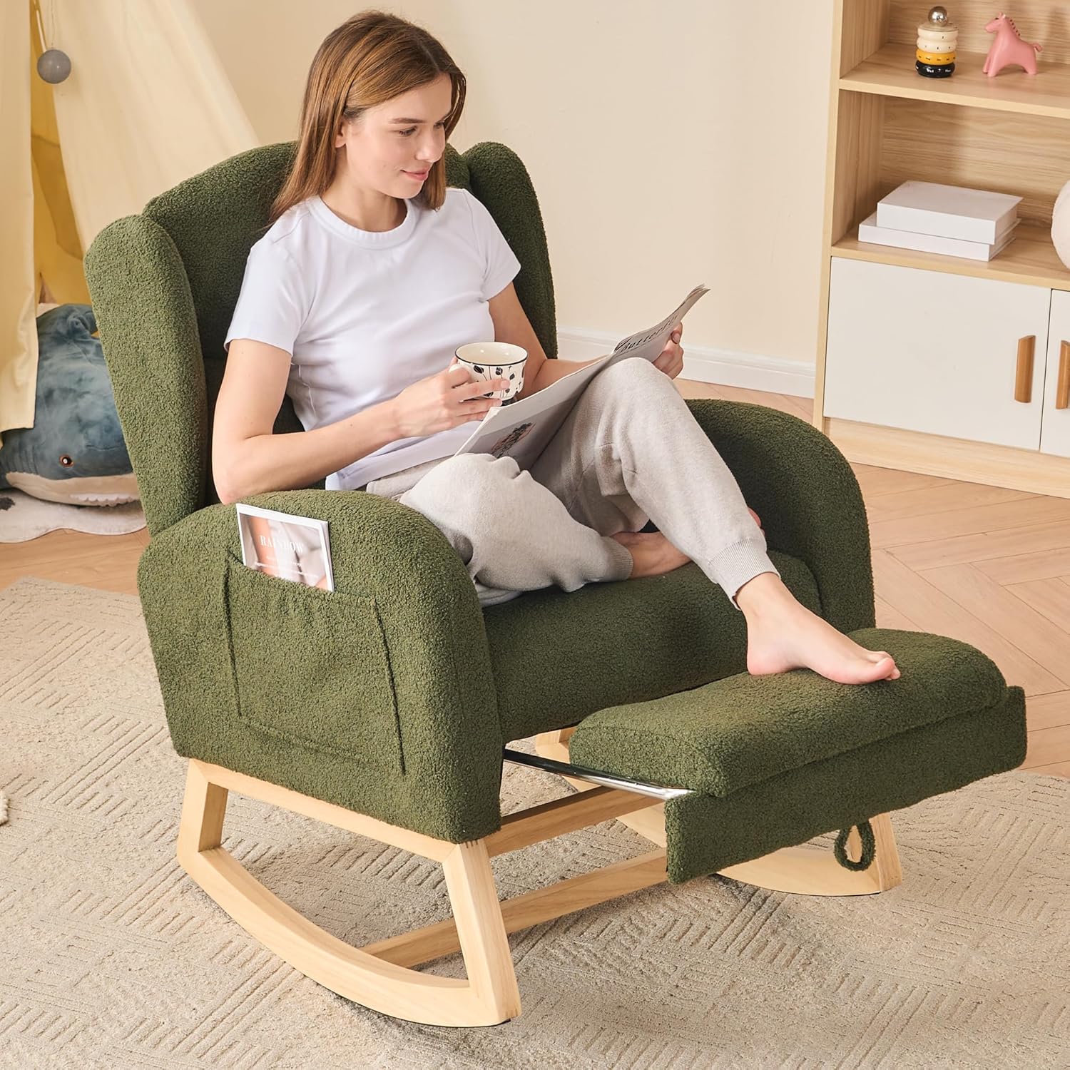 Schaukelstuhl mit Fußstütze, Großem Sitz und Seitentasche, Hoher Rückenlehne Rocking Chair für Wohnzimmer Innen, Stillsessel Stillstuhl mit Ausziehbarer Beinauflage, Teddy-Stoff, Grün