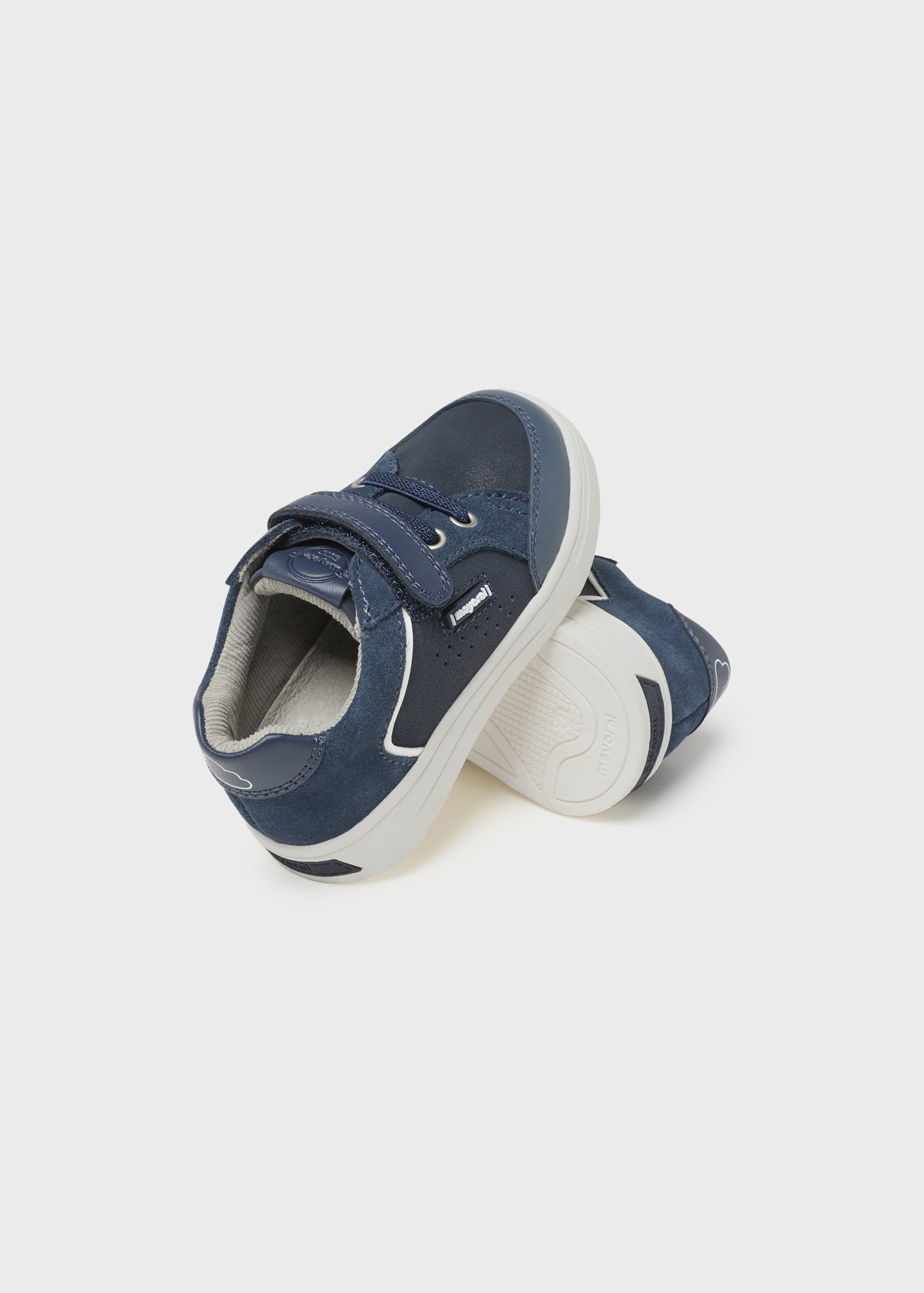 Roupa esportiva infantil para a pele