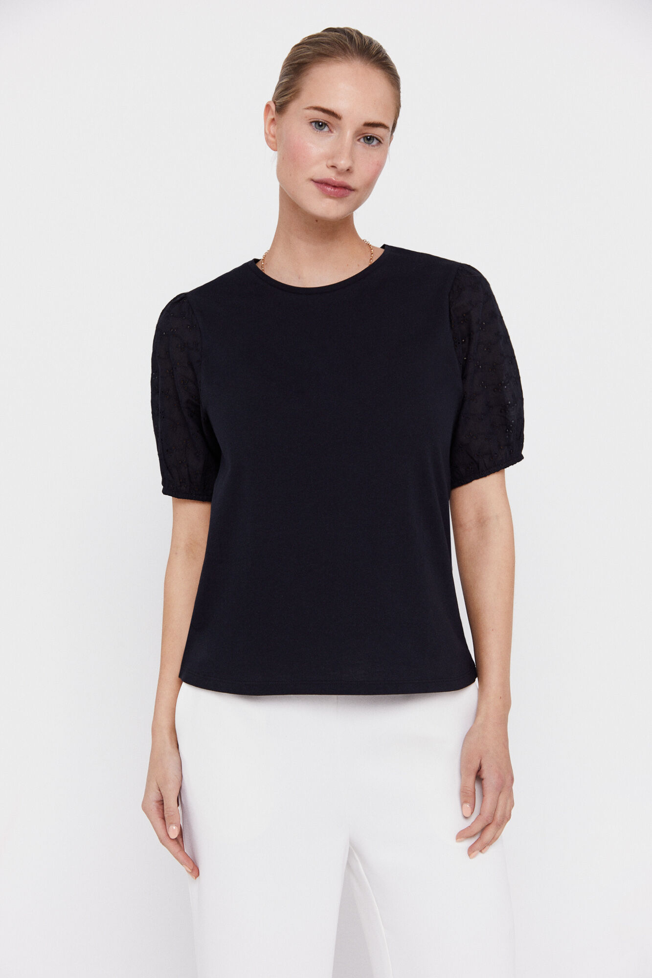 Camiseta preta com mangas bufantes