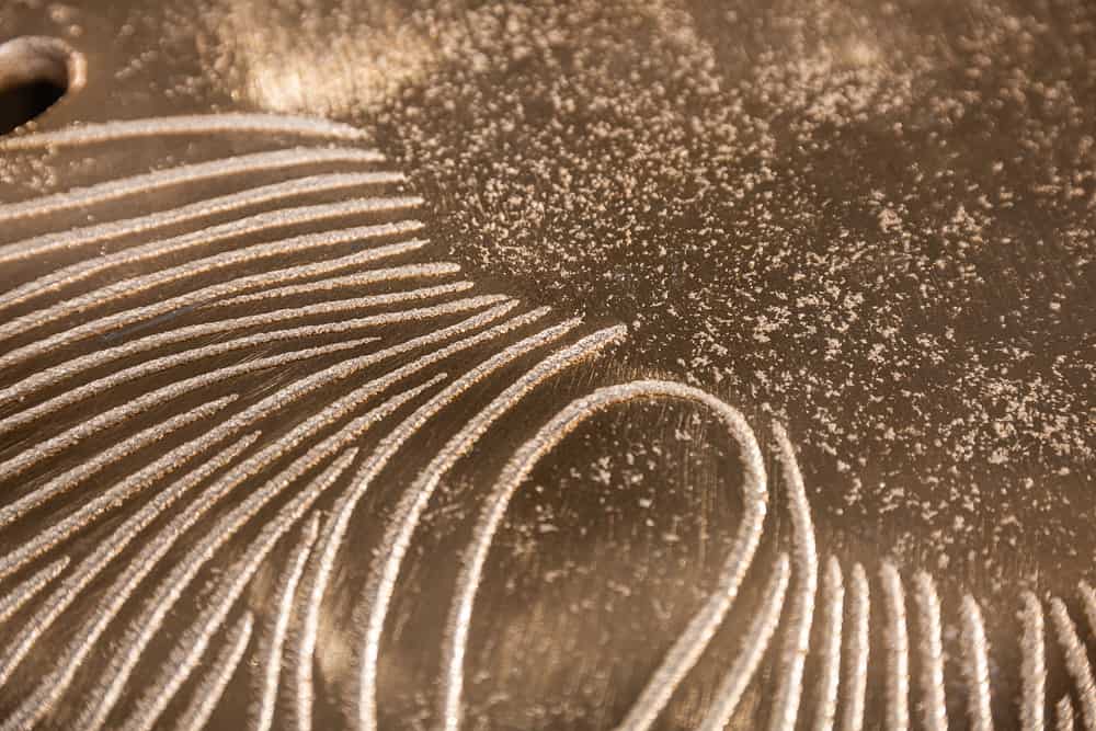 Handgearbeiteter Couchtisch ABSTRACT LEAF 60cm gold filigranes Blatt Design